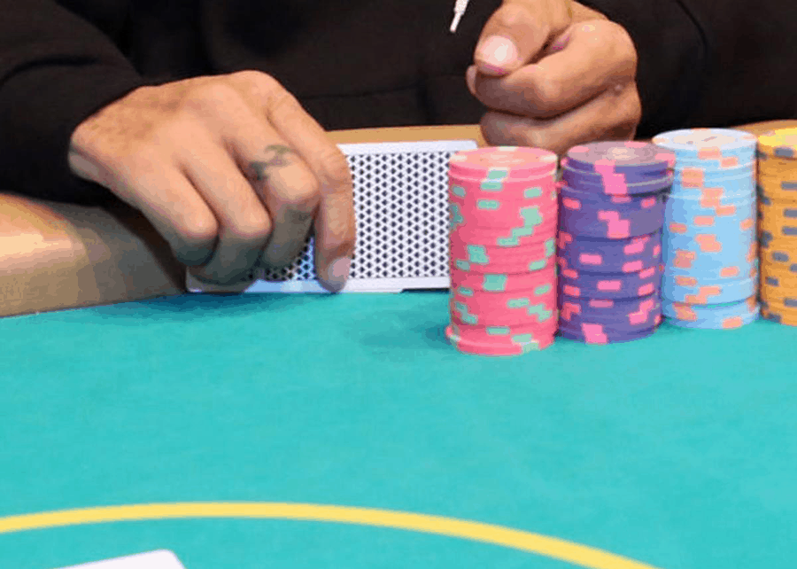 hai huong tiep can hua hen doi voi nguoi choi poker